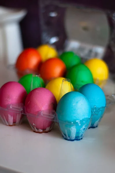 Цветные яйца на Пасху в лотке для яиц, разноцветные — стоковое фото