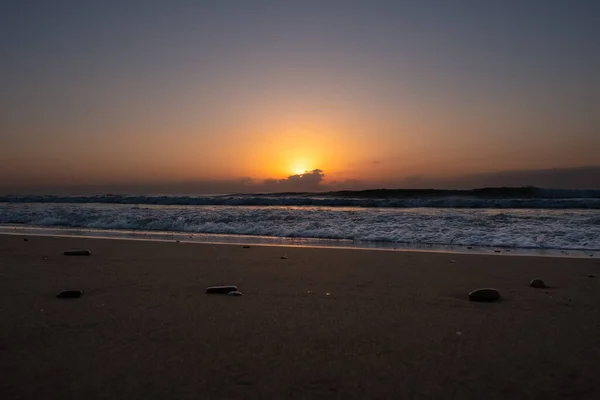 Alba presto sulla spiaggia del mare — Foto Stock