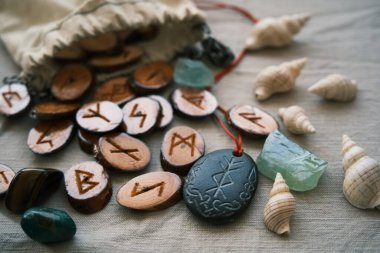 Tahta rünler ve taş mührü bir çantanın içinde.