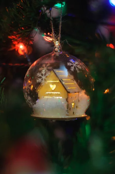 Lichtergirlanden Weihnachtsspielzeug am Weihnachtsbaum — Stockfoto