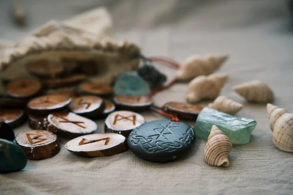Runes en bois dans un sac en toile avec un runescript en pierre — Photo