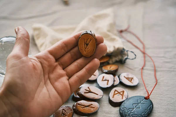 In de meisjes hand zijn houten runen — Stockfoto