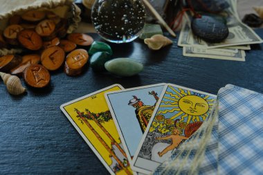 Masadaki Tarot kartının tahta mührü.