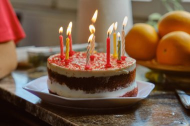 Yanan ince mumlu doğum günü pastası