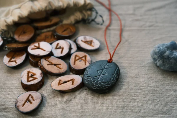 Houten runen in een canvas zak met een stenen runescript — Stockfoto