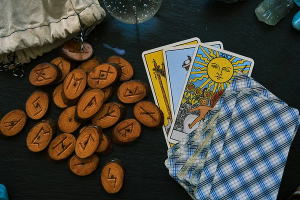 Drewniane runy z karty Tarot na stole — Zdjęcie stockowe