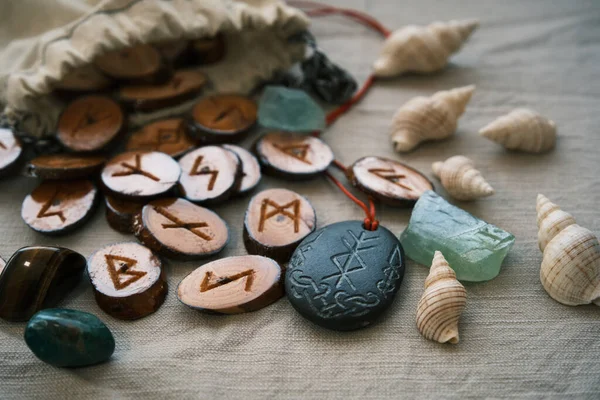 Trä runor i en duk väska med en sten runskrift — Stockfoto