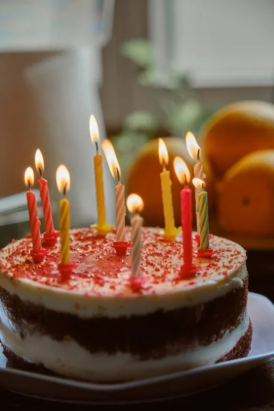 薄いろうそくを燃やす誕生日ケーキ — ストック写真