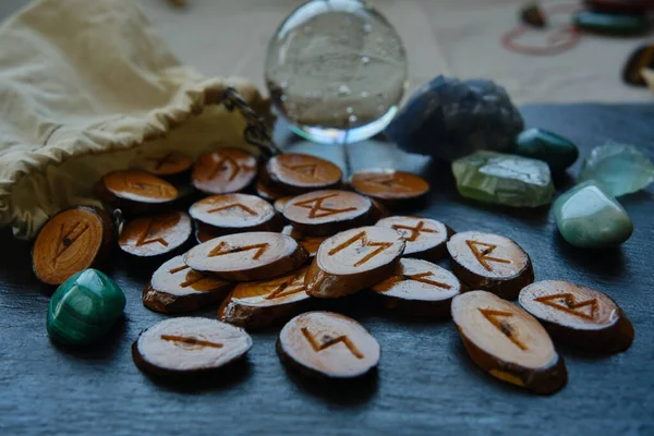 Adivinación misticismo en piedra runa de madera hecha a mano — Foto de Stock
