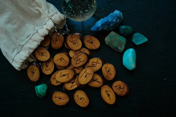 손으로 만든 나무로 만든 룬 돌 위에서 점술을 하는 신비주의 — 스톡 사진