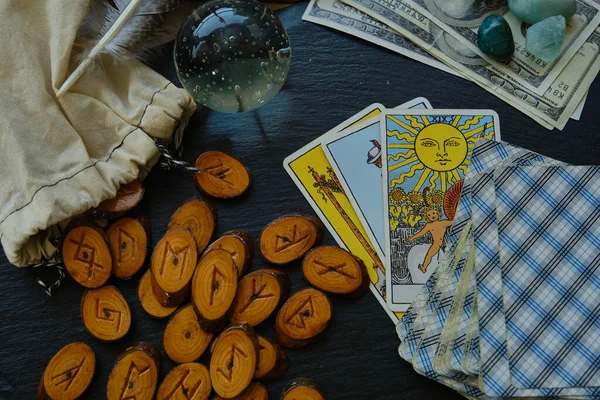 Дерев'яні руни з картки Таро на столі — стокове фото