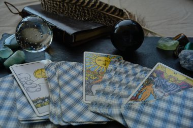 Tarot kartlarındaki gizemli kehanetin geleceğini tahmin etmek.