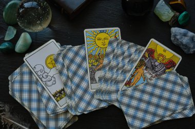 Tarot kartlarındaki gizemli kehanetin geleceğini tahmin etmek.