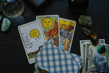 Tarot kartlarındaki gizemli kehanetin geleceğini tahmin etmek.