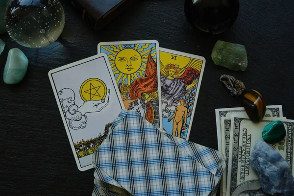 Predicting the future of mystifying divination on tarot cards — Stock Photo, Image