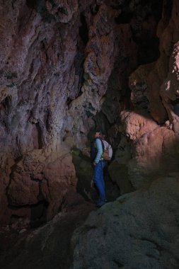 Avrupa 'nın Büyük Mağarası' nda elinde fener olan bir adam.
