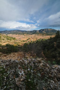 Dağdan aşağıya, güzel yerlere, bulutların içindeki gökyüzüne