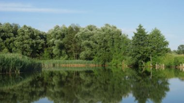 Nehir köyde akıyor.