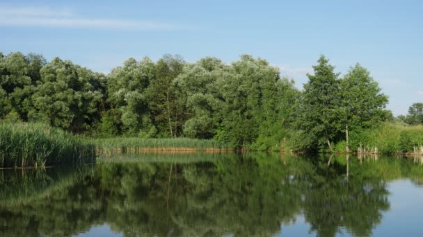 la rivière coule dans le village