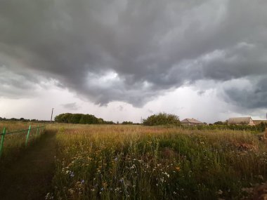 Çiftlik arazisi fırtınası. Kasırgayı kırsalda bekle.