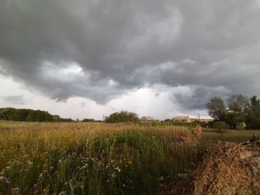 Çiftlik arazisi fırtınası. Kasırgayı kırsalda bekle.
