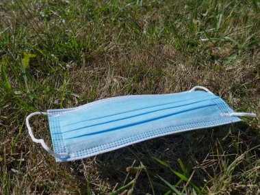 Elinde tıbbi maske paketi var. 