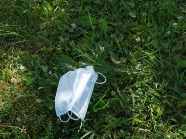 Elinde tıbbi maske paketi var. 