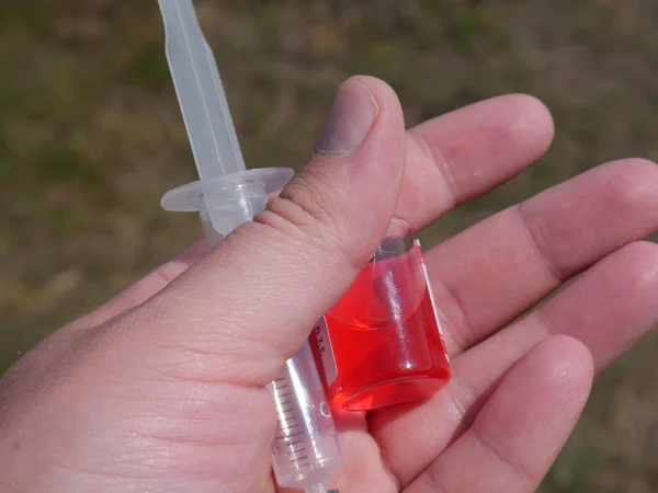 Rode Fles Met Geneesmiddel Spuit Hand — Stockfoto