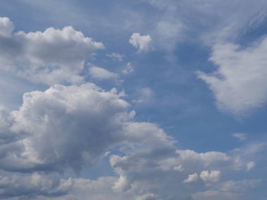 Yazın beyaz bulutlu mavi gökyüzü