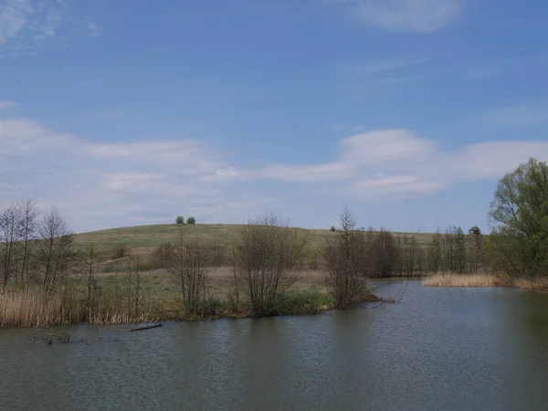 Venkovská Krajina Modrým Nebem Řekou — Stock fotografie