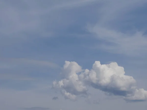 Μπλε Ουρανός Άσπρα Σύννεφα Καλοκαίρι — Φωτογραφία Αρχείου