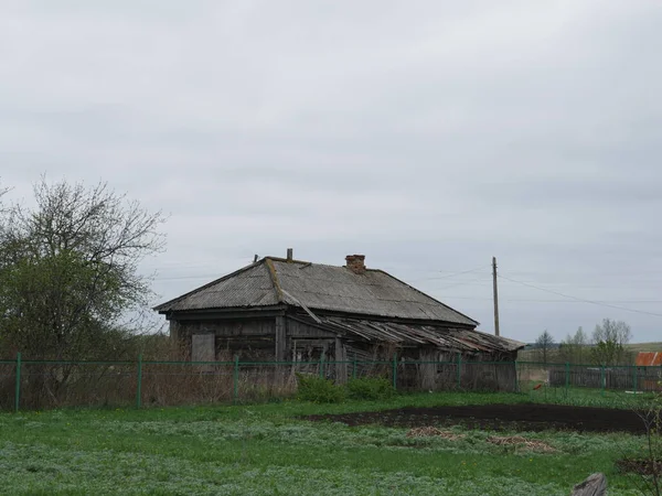 Starý Dřevěný Dům Vesnici Zelená Tráva Jaro — Stock fotografie