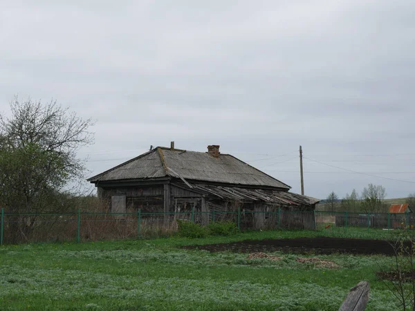 Ancienne Maison Bois Dans Village Herbe Verte Printemps — Photo