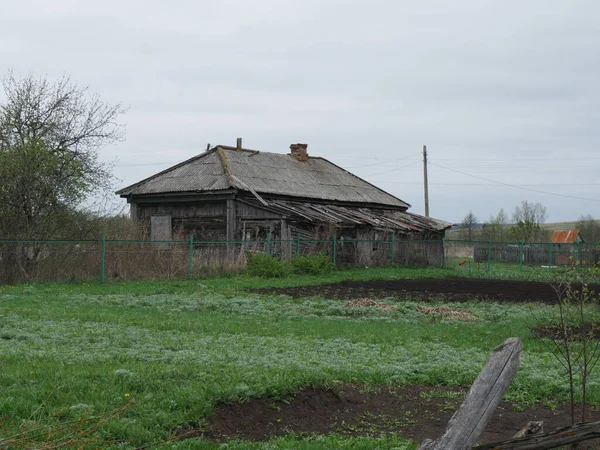 村子里的旧木屋和绿草 春天的时候 — 图库照片