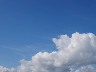 Açık mavi gökyüzü ve beyaz bulutlar