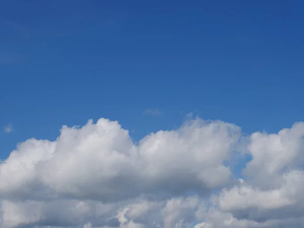 Καθαρός Μπλε Ουρανός Και Λευκά Σύννεφα — Φωτογραφία Αρχείου