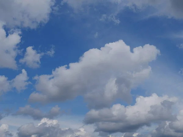 Καθαρός Μπλε Ουρανός Και Λευκά Σύννεφα — Φωτογραφία Αρχείου