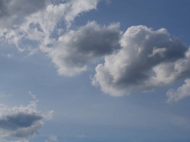 Beyaz bulutlu mavi gökyüzü