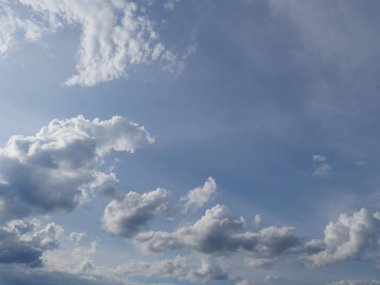 Mavi gökyüzü ve beyaz bulutlar