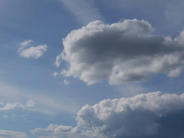 Μπλε Ουρανός Και Άσπρα Σύννεφα — Φωτογραφία Αρχείου