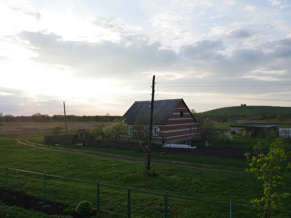 Vesnický Dům Slunečného Večera Léto Spousta Zelené Trávy — Stock fotografie