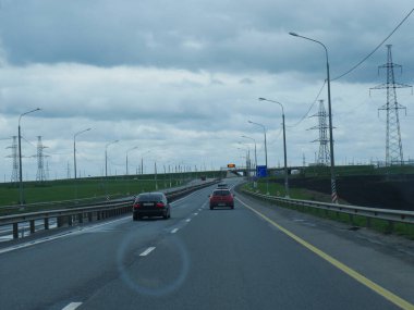 Otoyoldaki arabalar. Yol.