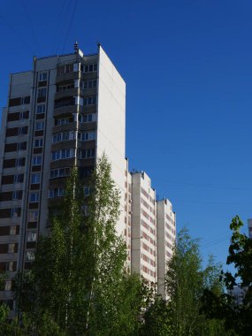 Şehir manzaralı. Mavi gökyüzü. Yaz zamanı.