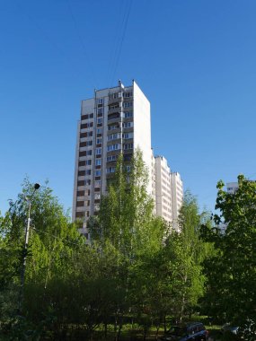 Şehir manzaralı. Mavi gökyüzü. Yaz zamanı.