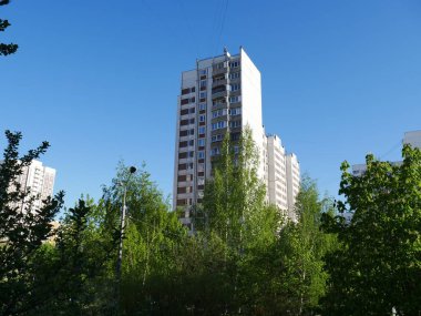 Şehir manzaralı. Mavi gökyüzü. Yaz zamanı.