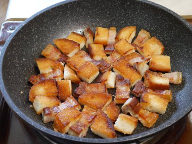 Kızartma tavasında kızarmış ekmek dilimleri.