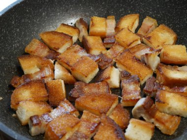 Kızartma tavasında kızarmış ekmek dilimleri.