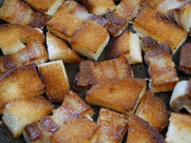 Kızartma tavasında kızarmış ekmek dilimleri.