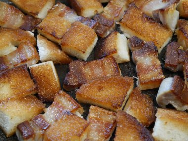 Kızartma tavasında kızarmış ekmek dilimleri.