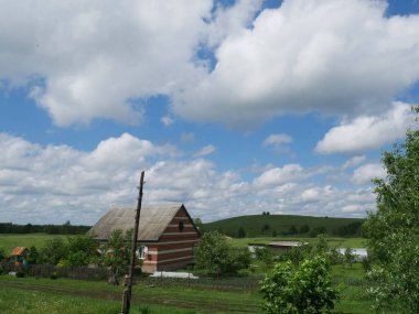 Evli kırsal alan. Yaz zamanı. Mavi gökyüzü ve beyaz bulutlar. 